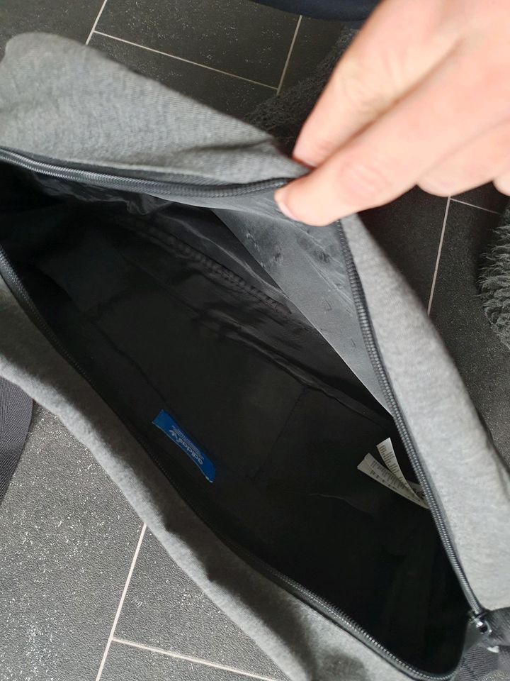 Adidas Tasche Bauchtasche Crossbag Rucksack Umhängetasche Bodybag in Schwelm