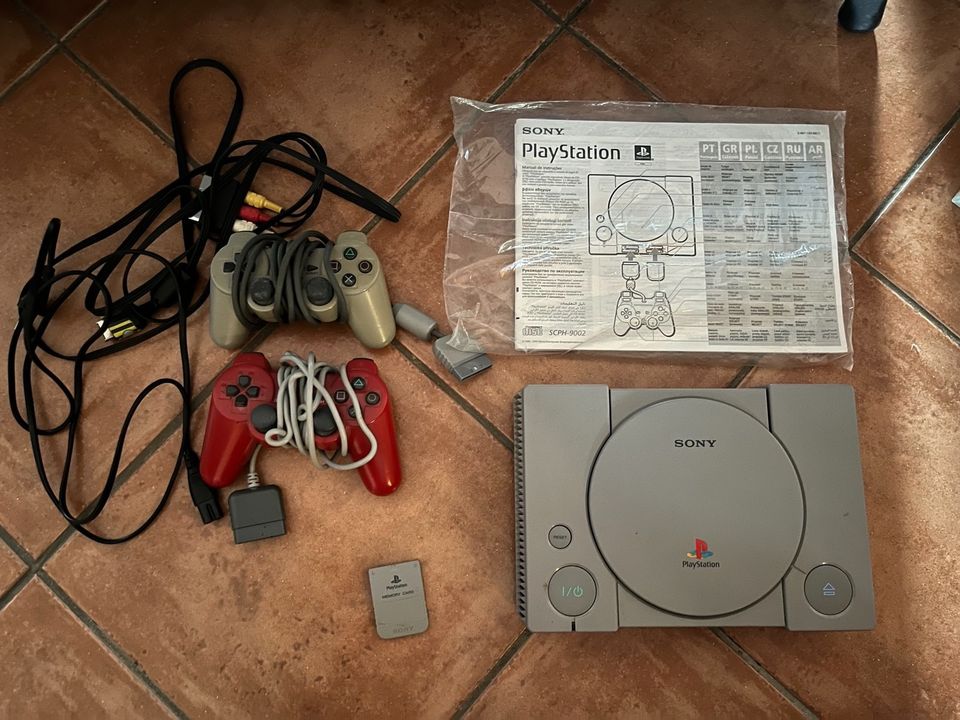 Sony Play Station 1 mit 2 Controllern Memory Card Kabeln etc in Kall