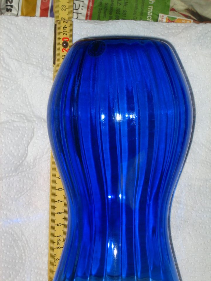 Schöne dunkelblaue Glasblumenvase "Handmade Quality" in Jüchen