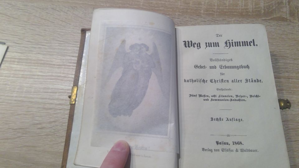 Gebetbücher von 1868, 1908 und 1925 mit Goldrand in Mitterskirchen