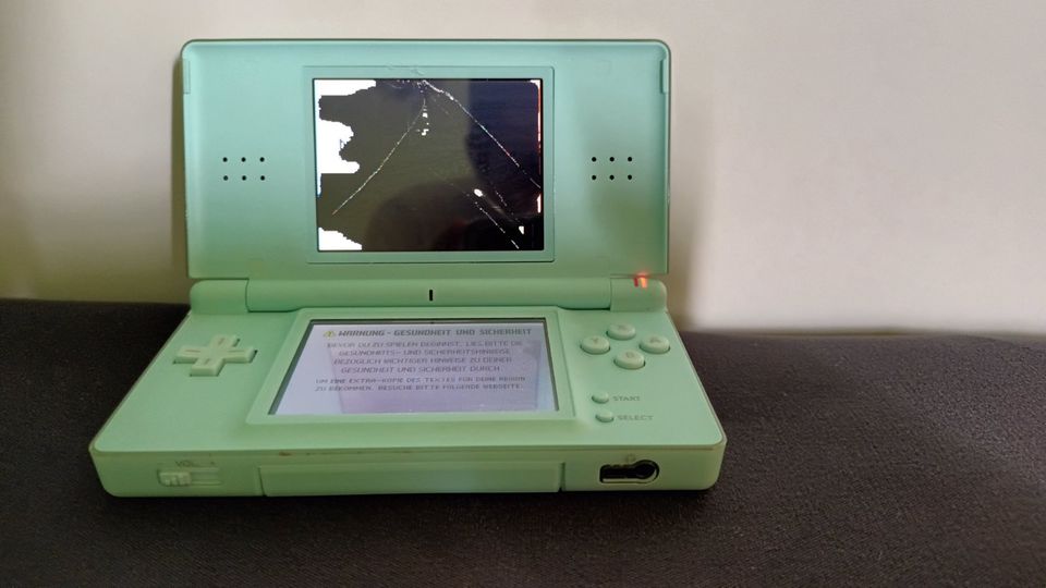 Nintendo DS Lite türkis (oberer Bildschirm defekt) in Mainz