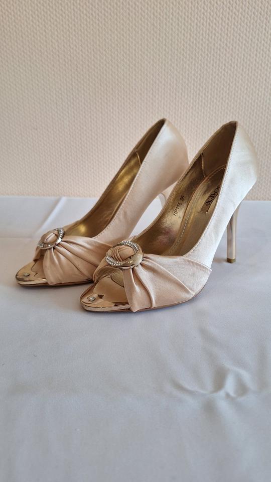Cremefarbene High Heels mit goldener Schnalle, Größe 36 in Gröbenzell