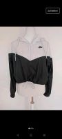 Nike Windbreaker Regenjacke croped schwarz weiß in M Bayern - Pechbrunn Vorschau