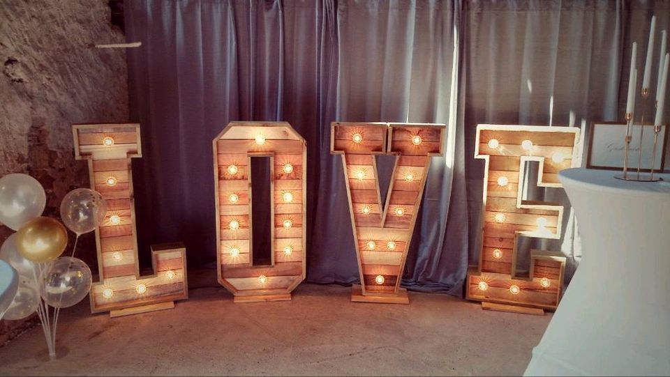 XXL Buchstaben LOVE Hochzeitsdeko Fotograf Hochzeit Deko mieten in Heusweiler