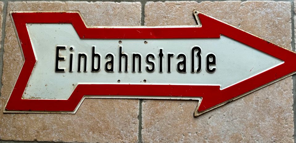 Blechschild Verkehrsschild Emaille Einbahnstraße in Hamburg