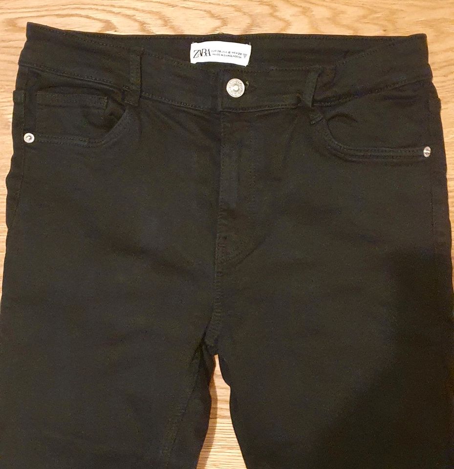 Zara Röhrenjeans / Enge schwarze Jeans in Solingen