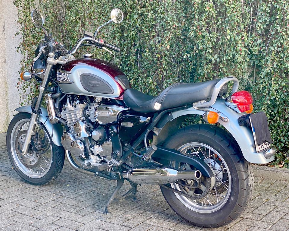 Triumph Thunderbird 900 - 3-Zylinder Legende in Kelkheim