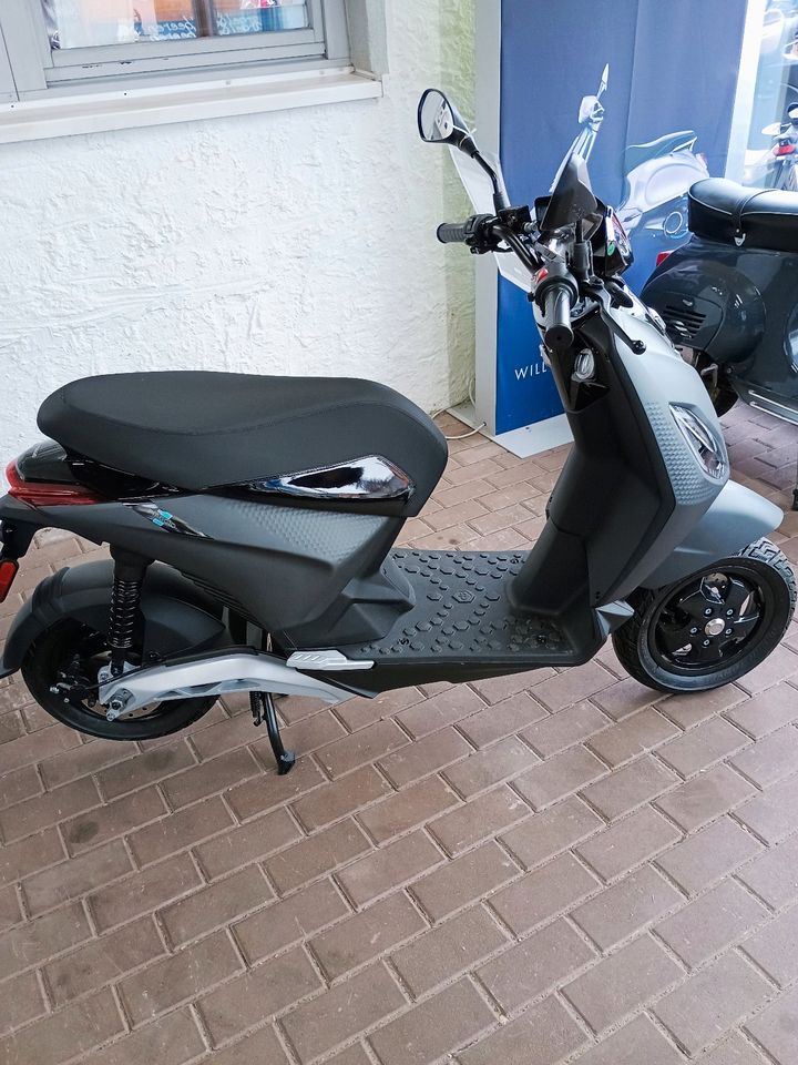 PIAGGIO 1+ Elektroroller 45 km/h -- Neufahrzeug in Ansbach