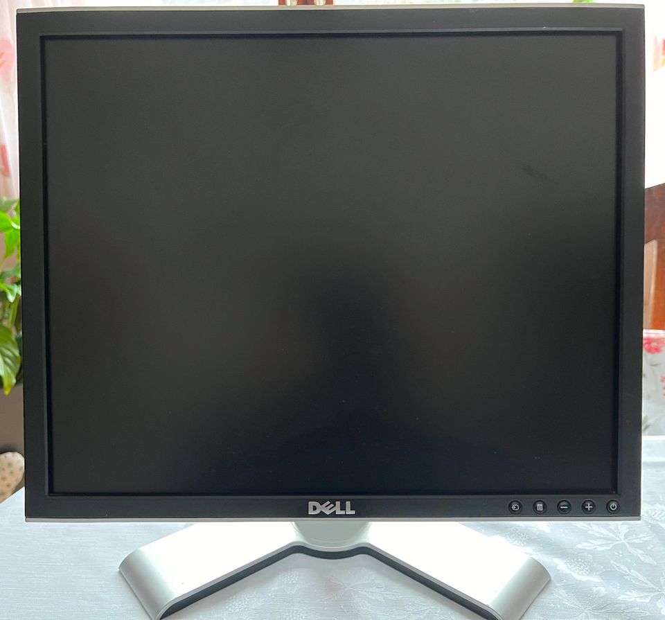 Dell Ultrasharp 1907FPT 19" Monitor in Burbach