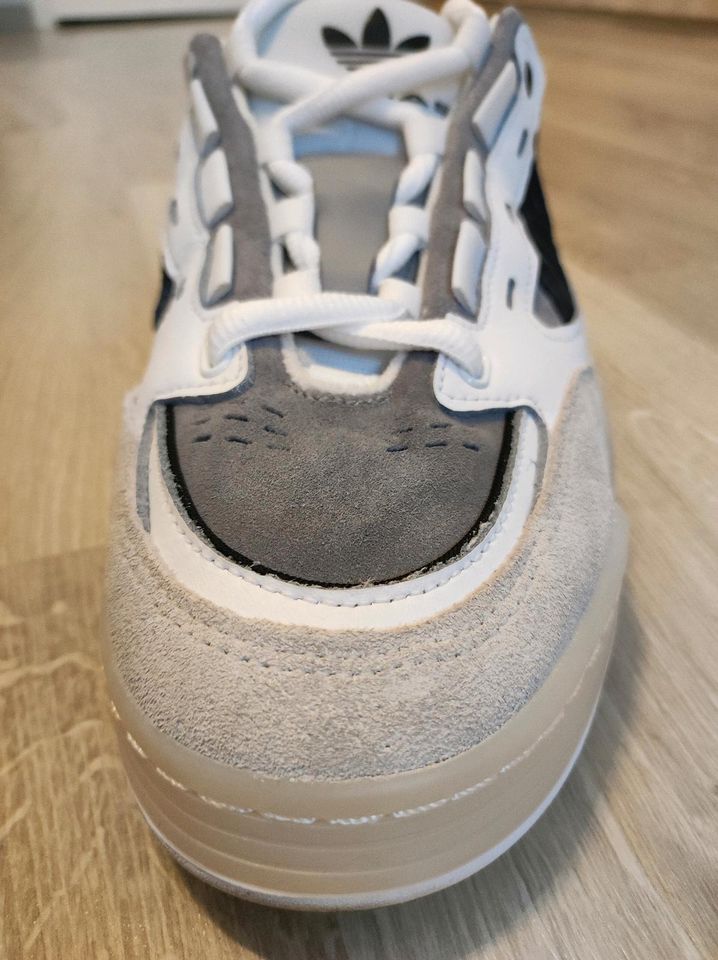 Adidas Schuhe (Größe 42.5) in Oppenau