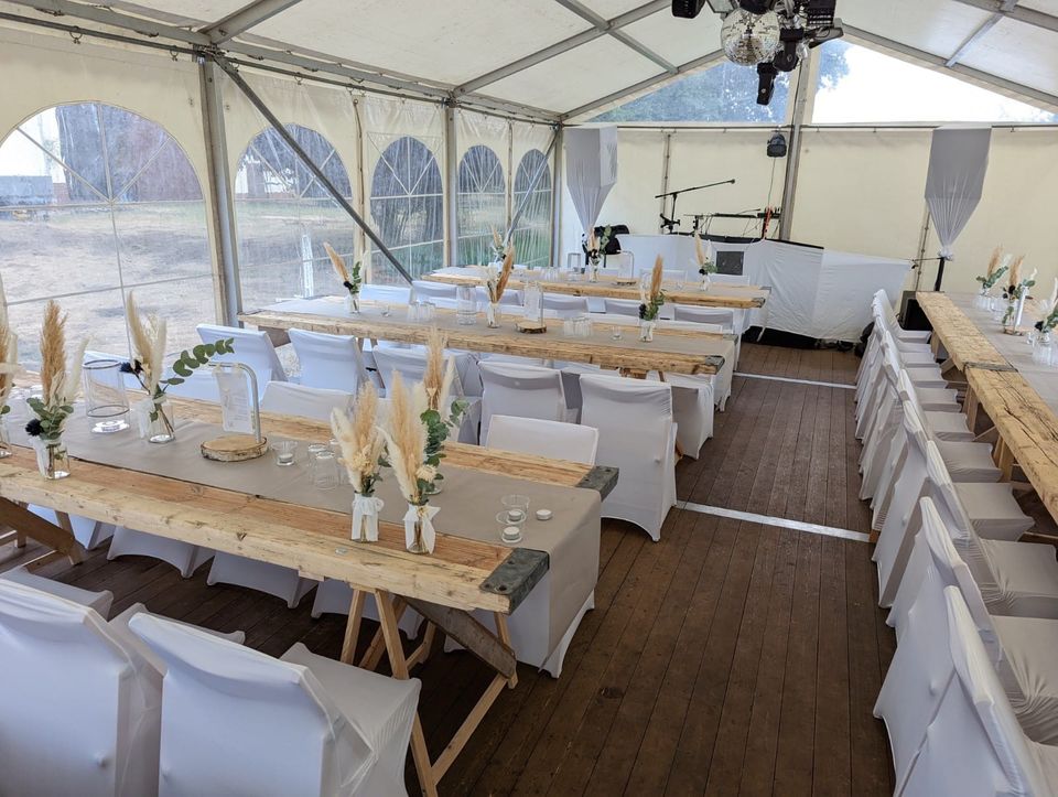 Tische für Feier Hochzeit aus echten Vintage Bohlen zu verleihen in Espelkamp