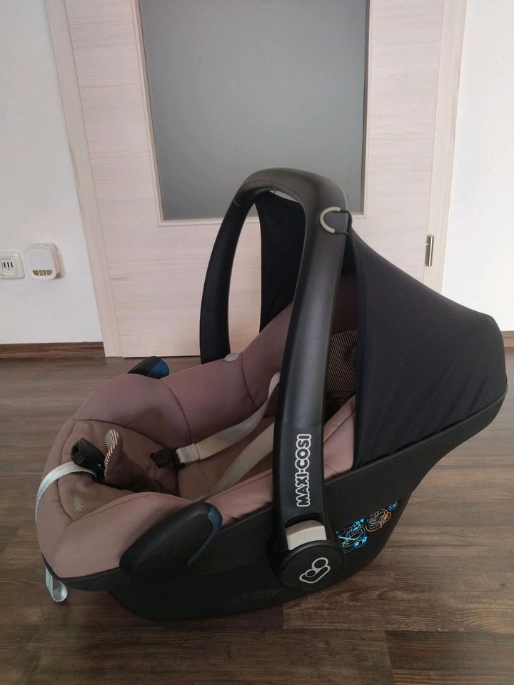 Maxi Cosi Babyschale inkl. Family Fix Station & Fußsack in Traitsching