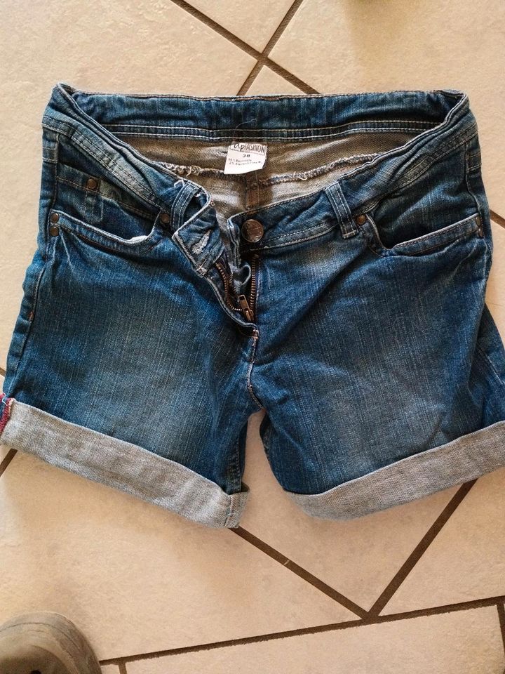 Shorts Jeans Hosen in Kirchgellersen