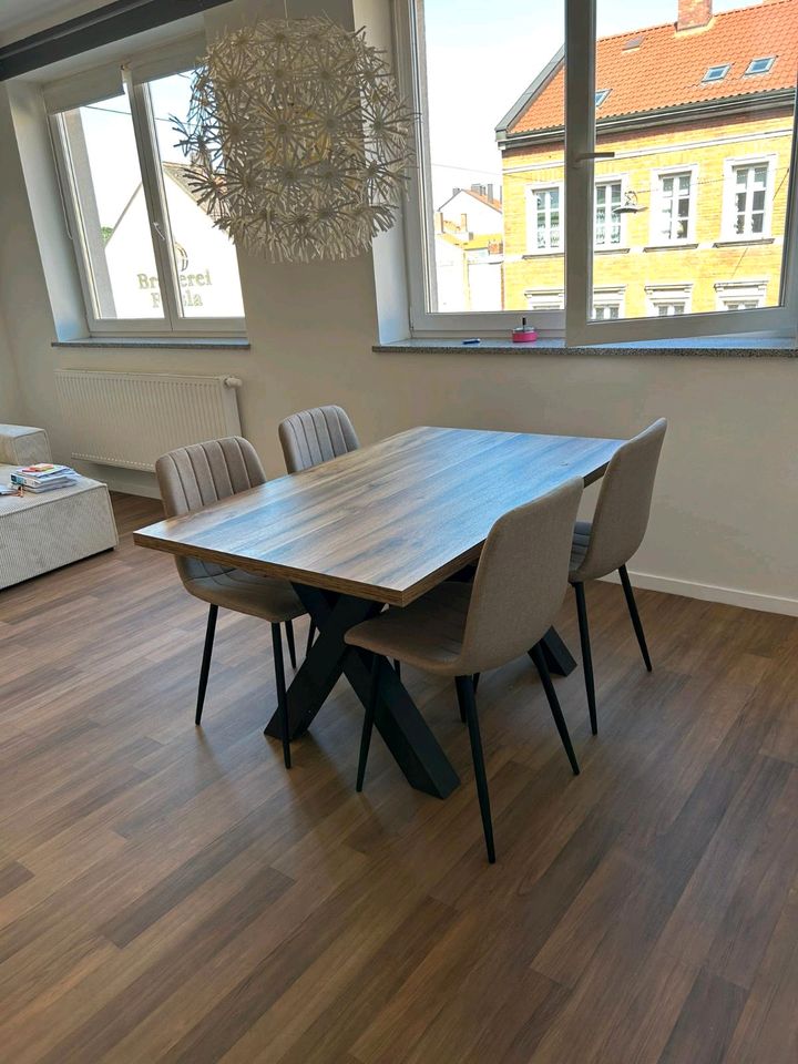 Esstisch mit 4 Stühlen vor 2 Monaten neu gekauft in Bamberg