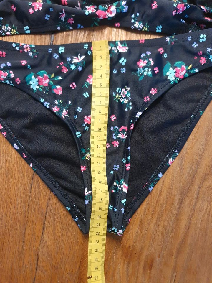 Bikini schwarz mit Blumen in Größe ca. 140 in Kösching