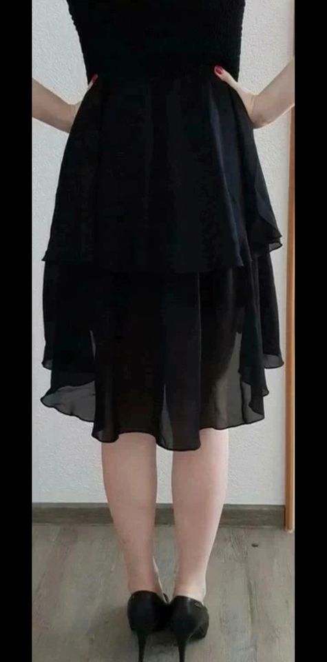 Trägerloses schwarzes Kleid mit Pailletten und Rüschen, Größe M in Gera