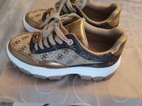Neuwertige original Guess Damen Sneaker / Turnschuhe  Gr. 39 Kr. München - Unterschleißheim Vorschau