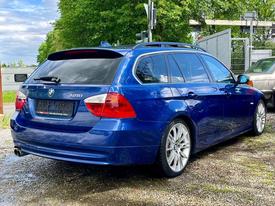 BMW 325 Automatik 1.Hand Klima Navi Pano Leder SHZ Tüv3/2025 in Wuppertal