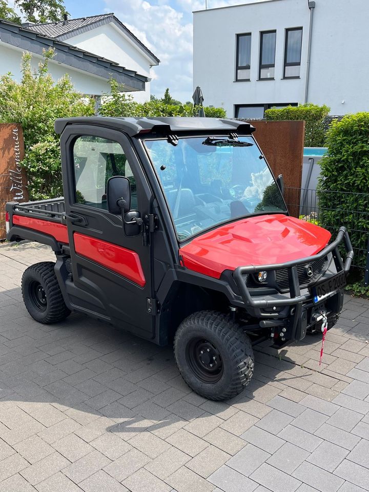 John Deere Gator XUV 835 M rot, Seilwinde, hydr. Kipppritsche in Georgsmarienhütte