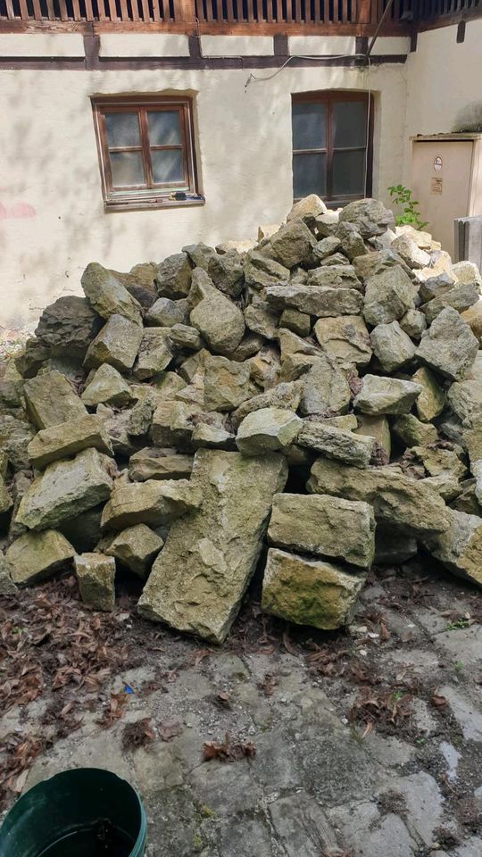 Bruchsteine aus alten Mauerwänden. in Würzburg