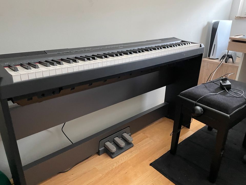 Yamaha digital piano P115 + Stand, Pedaleinheit und Stuhl in Neufahrn