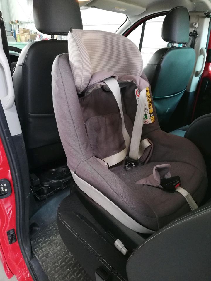 Maxi Cosi 2way Pearl mit passender Isofix Station in Königheim