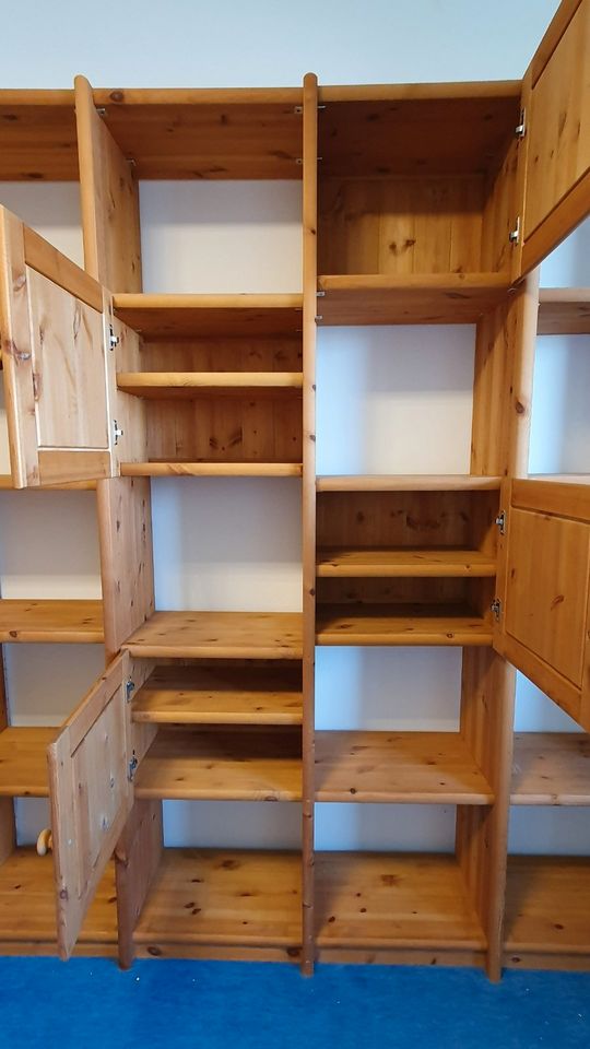 Kinderzimmer aus Massivholz, Hochbett, Kleiderschrank, Regal in Eltville