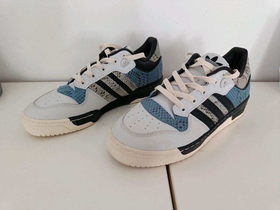 Adidas Rivalry 86 Low, Damen, Gr. 40,5 (US 8,5, UK 7) weiß blau in Köln