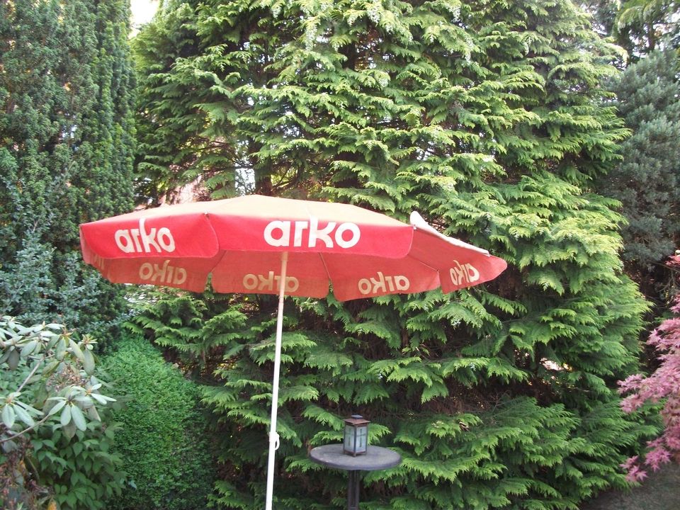 Rarität Sonnenschirm von Arko rot 70er/80er Jahre in Kisdorf