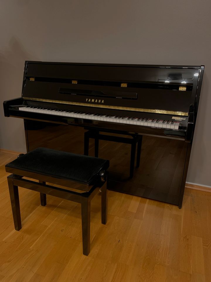 Klavier - Yamaha B1 - Schwarz inkl. Sitz in Krefeld