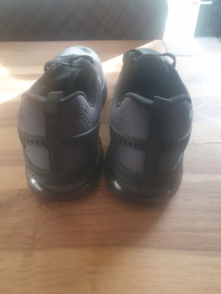 Schuhe Laufschuhe Sneaker Turnschuhe schwarz Größe 39 NEU in Hamburg