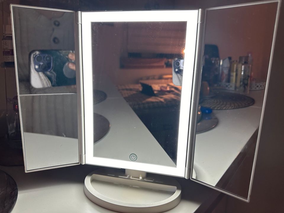 Kosmetik Spiegel mit LED Beleuchtung - Batterie betrieben in Eschborn