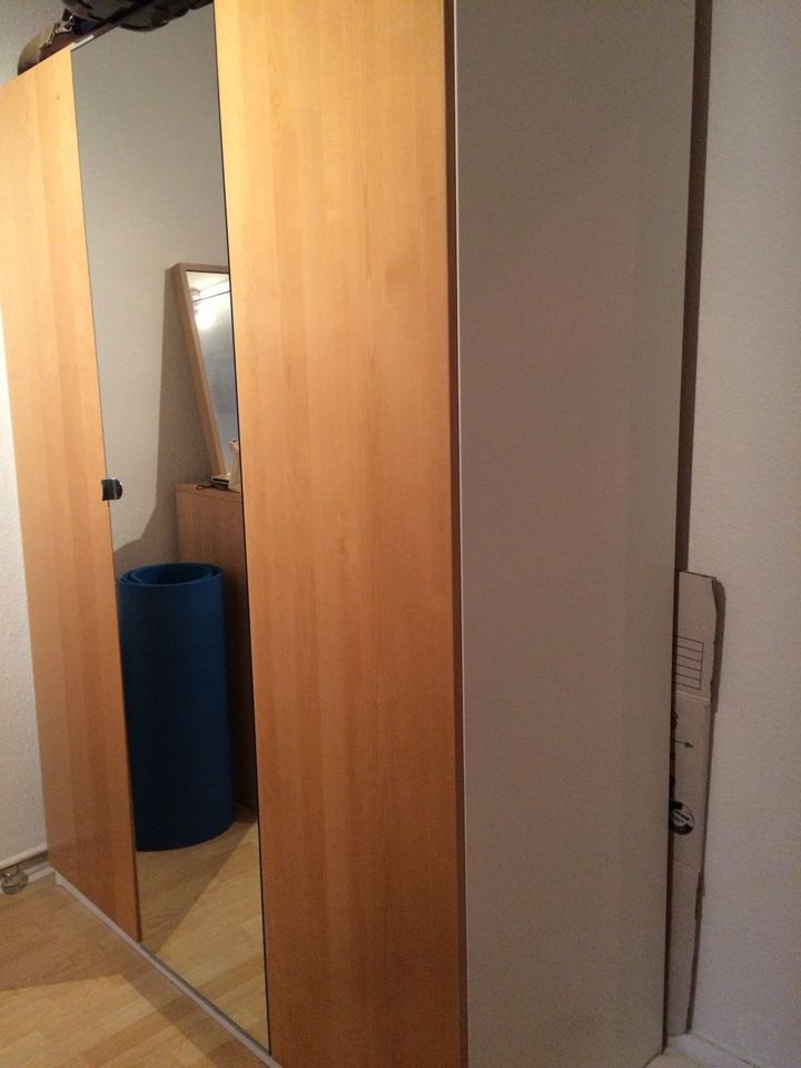 Eilig, Schrank mit Spiegeltür und Holztüren, auch Teile abzugeben in Bremen