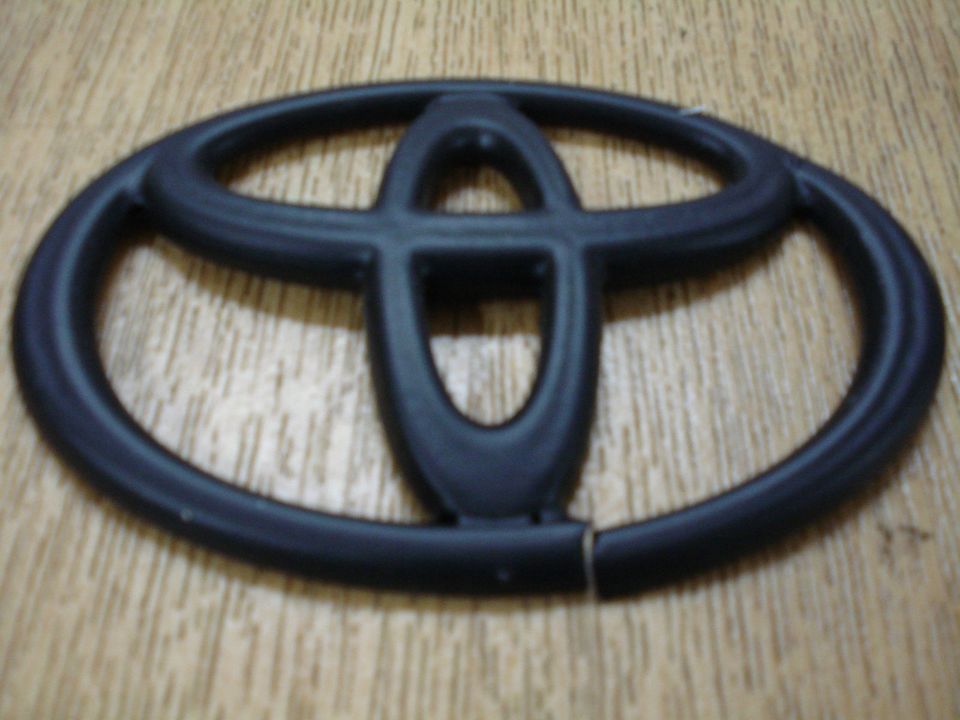 Grill Toyota Avensis T25 Rahmen Kühlergrill schwarz Verkleidung in Berlin