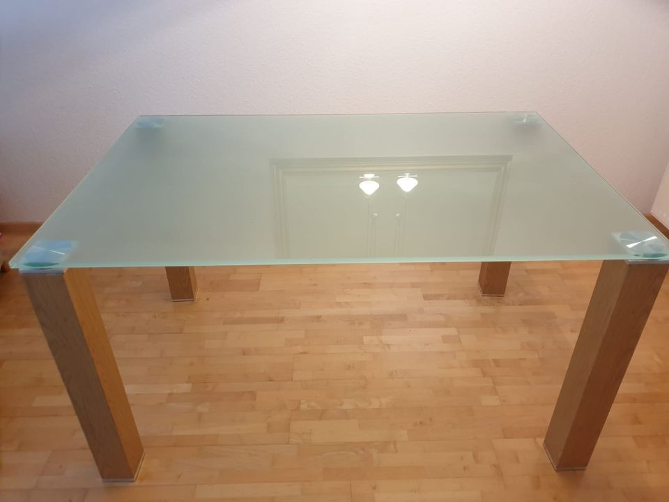 Esstisch / Tisch mit Glasplatte & Beinen aus Holz (Dekor) in Dietzenbach