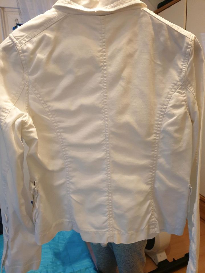 Weiße Jeans Jacke .Größe M. in Darmstadt