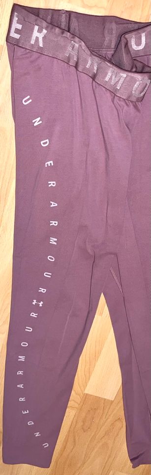 Rosa Under Armour Leggins Gr. M in Forchheim