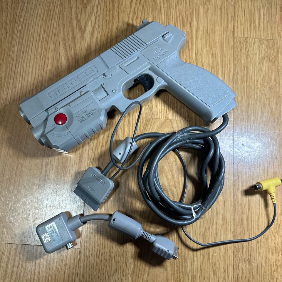 Namco Guncon Light Gun PS1 + AV Multi Out Adapter + Geschenk in Garching b München