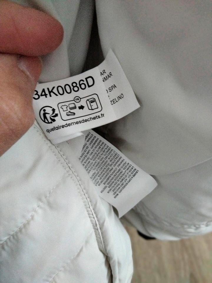 Regenfeste Damenjacke CMP ungetragen Gr. 40 schwarz (innen beige) in Laufen