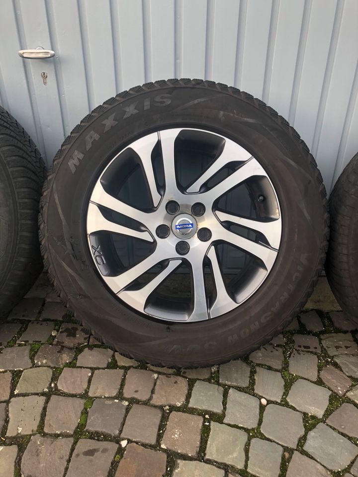 Allwetter Reifen 235/65 R17 auf Alufelgen Volvo XC 60 in Alsdorf