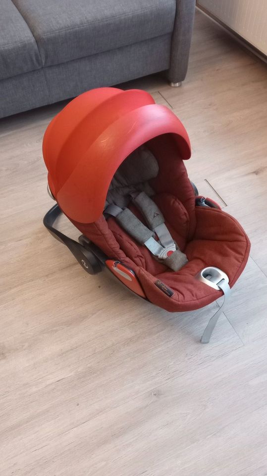 Kinderwagen + Babyschale + Autohalterung in Kirchhundem