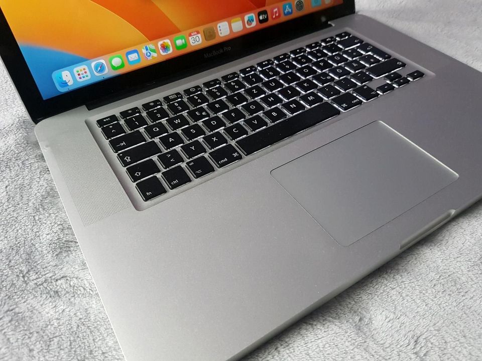 Apple MacBook Pro 15" 2010 i5 8GB RAM 250GB SSD macOS Notebook PC in Berlin