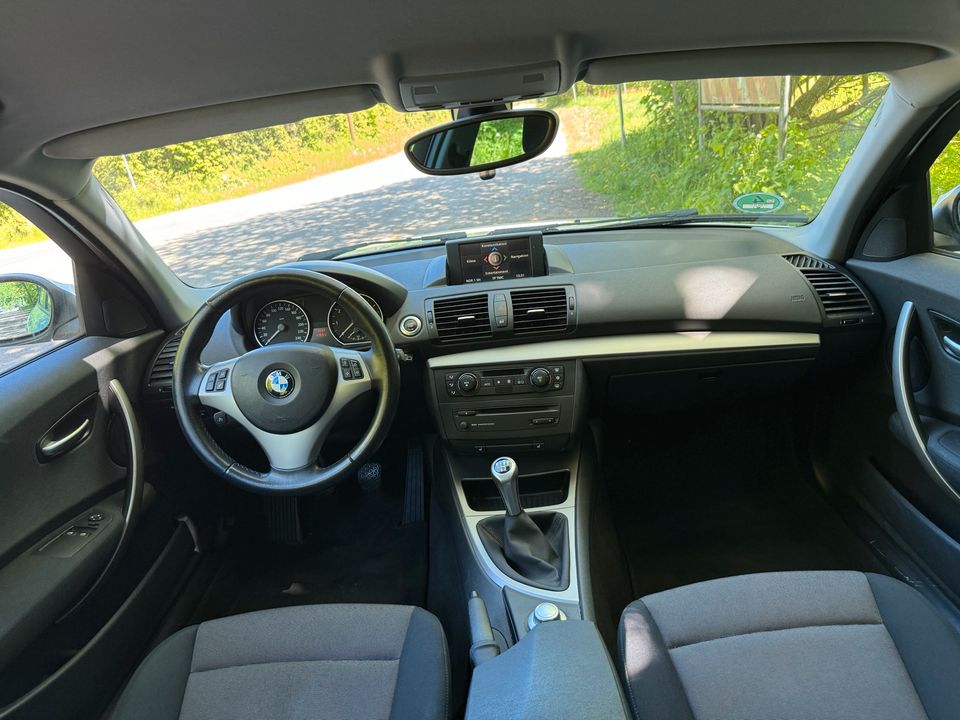 Bmw 116i E87 1er Xenon Navi Klima PDC Sitzheizung Tüv 10/2025 in Lübeck