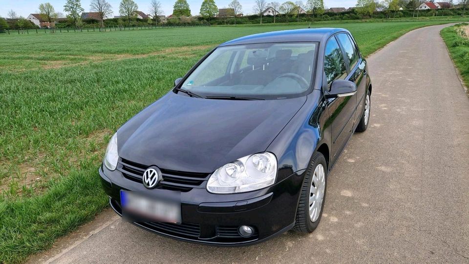 VW GOLF V TOUR TDI 1,9l in Moers