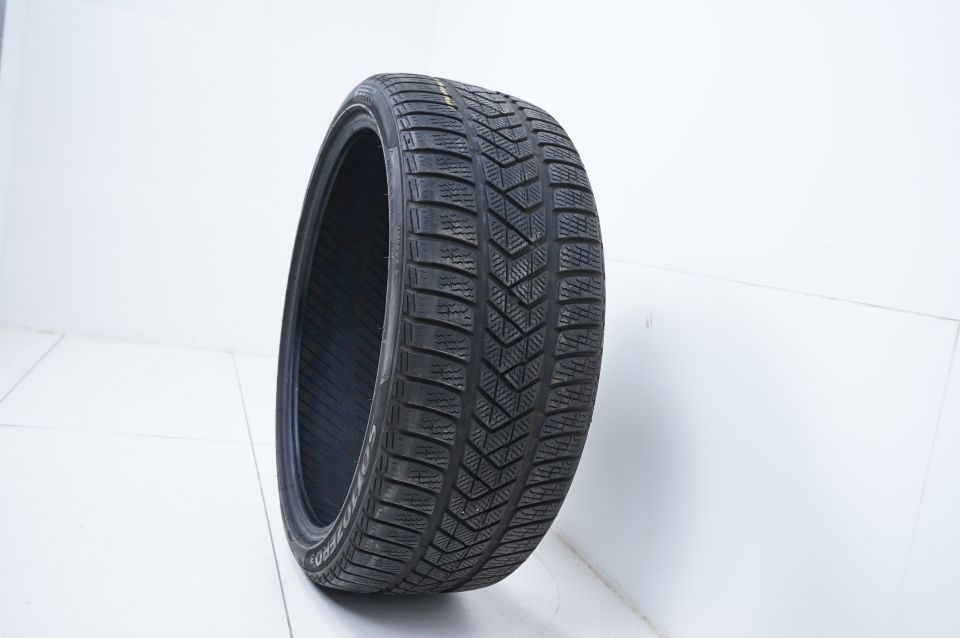 1 x Winterreifen Pirelli 245 35 21 Zoll  DOT16 ca. 5mm in Ergolding