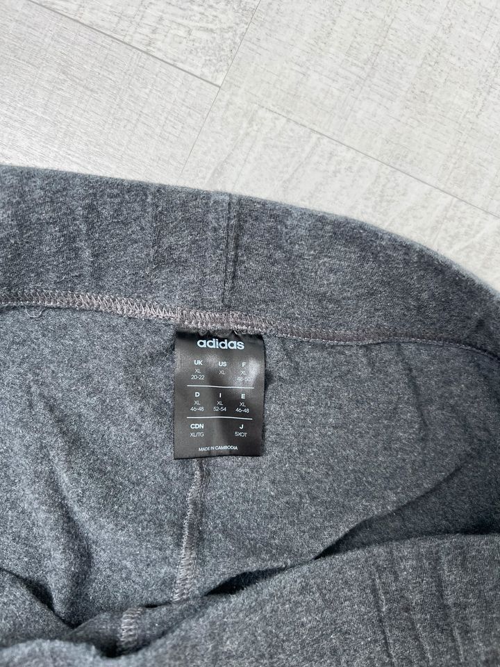 Adidas Leggings grau flieder Größe XL in Altena