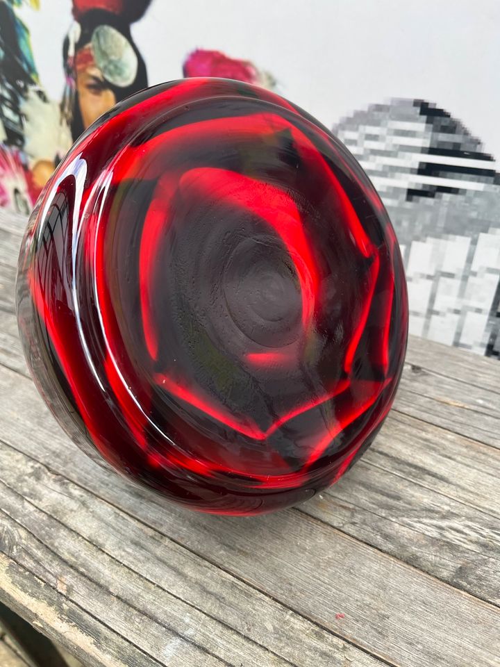 Vintage Vase Opaline Wellenmuster rot  — schwarz in Leverkusen