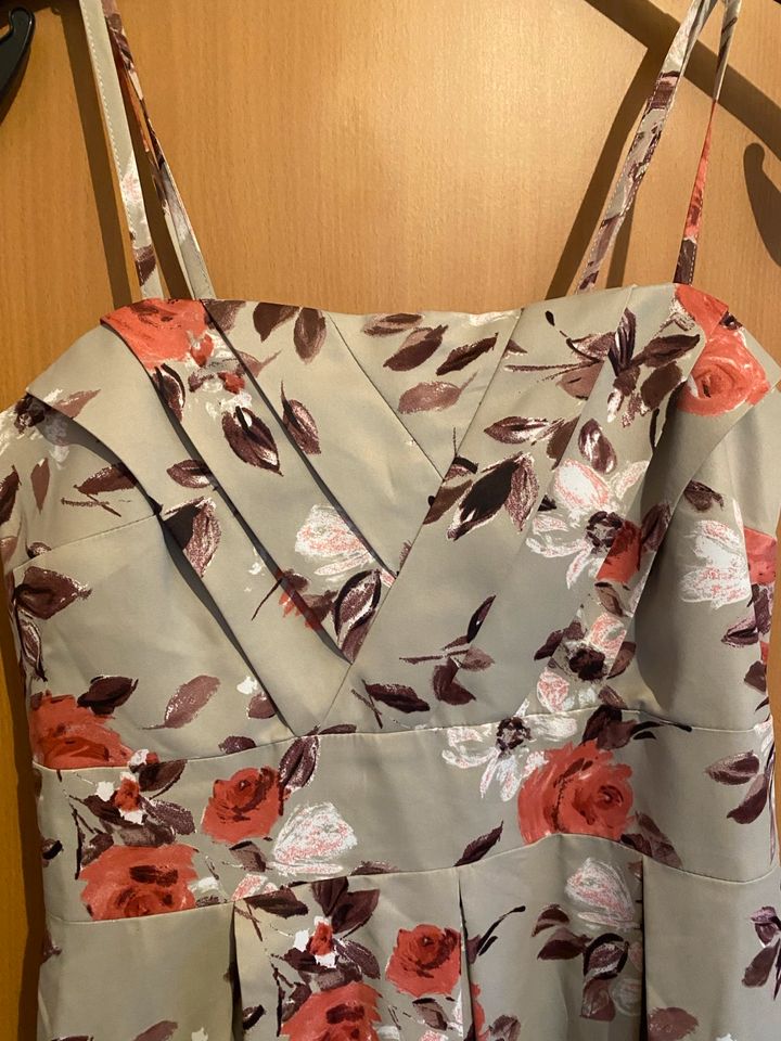 Sommerkleid kurz Gr. S Orsay grau mit Blumen in Berlin