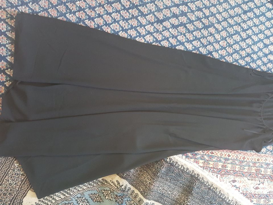 langes schwarzes, trapezförmiges Maxikleid in Schwarz mit gebunde in Kiel