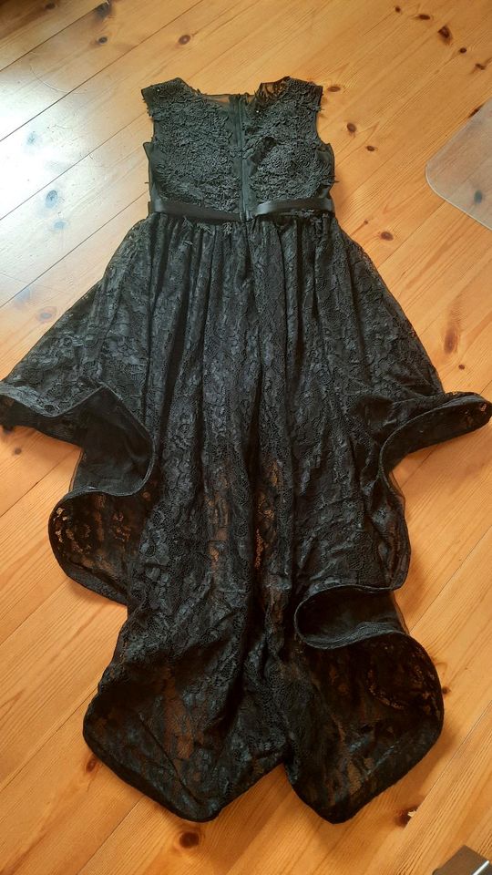 Schickes schwarzes Kleid Größe S mit viel Spitze und Schleppe in Groitzsch